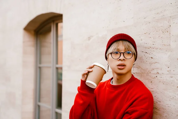 Asijské Chlapec Nosí Brýle Pití Kávy Zdi Venku — Stock fotografie