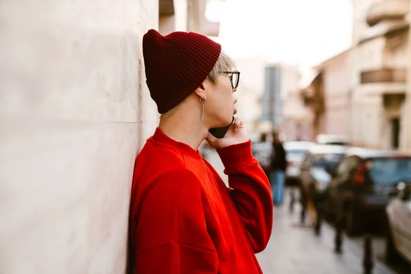 Asiatischer Junge Mit Brille Spricht Freien Mit Handy Wand — Stockfoto