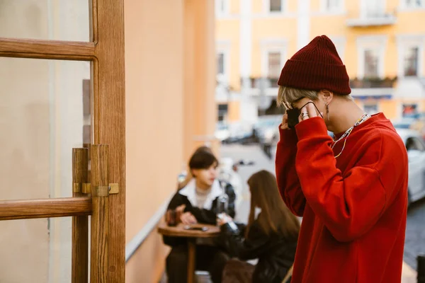 Aasialainen Poika Yllään Kasvonaamio Tullessaan Kahvilassa Ulkona — kuvapankkivalokuva