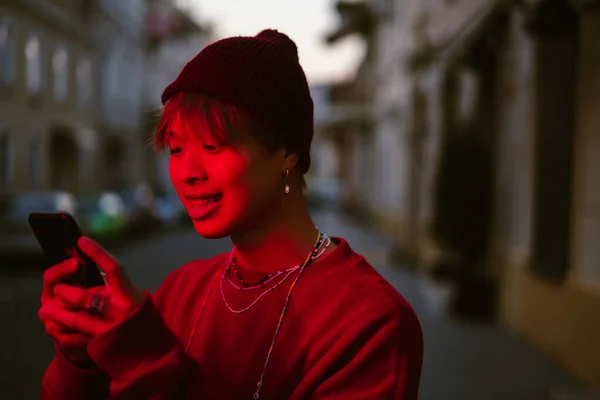 Asiático Menino Vestindo Chapéu Sorrindo Usando Celular Rua Cidade — Fotografia de Stock