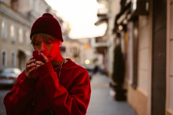거리에서 이어폰으로 음악을 아시아 — 스톡 사진