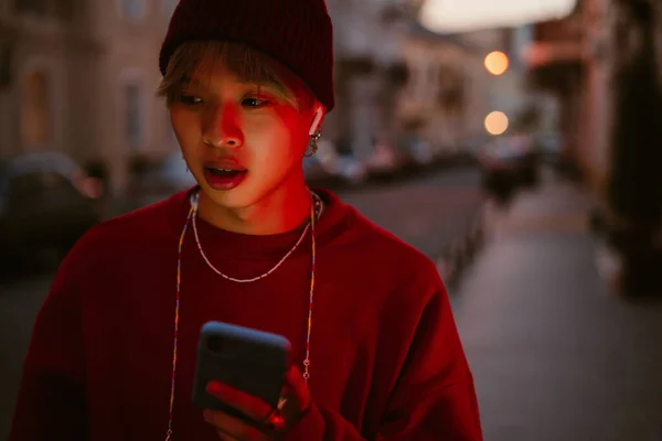 Asyalı Çocuk Şehir Caddesinde Dururken Cep Telefonu Kulaklık Kullanıyor — Stok fotoğraf