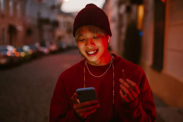 Asiatischer Junge Kopfhörer Mit Handy Beim Rauchen Auf Der Straße — Stockfoto