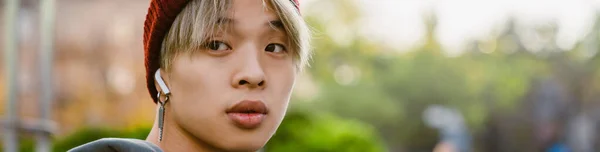 Asiatisk Pojke Bär Hatt Lyssna Musik Med Hörlurar Stadens Gata — Stockfoto