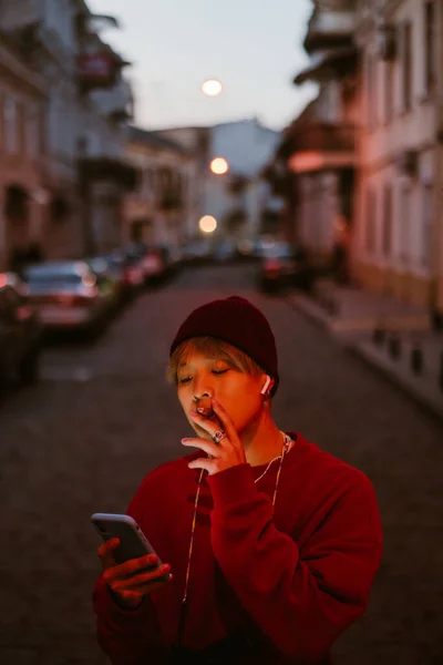 Menino Asiático Fones Ouvido Usando Telefone Celular Enquanto Fumava Rua — Fotografia de Stock