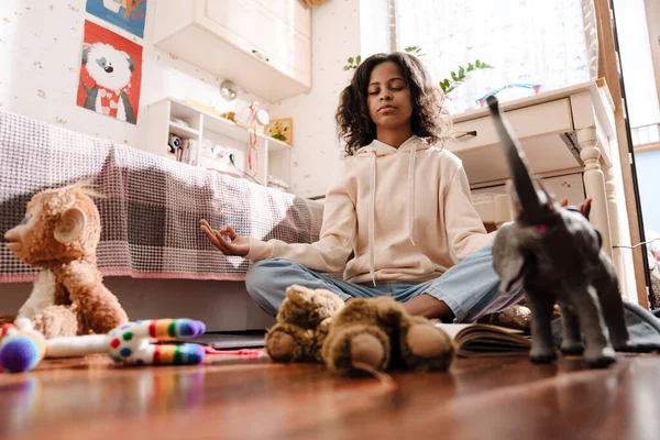 Африканська Дівчинка Підліток Оточена Іграшками Сидять Підлозі Медитує Вдома Своїй — стокове фото