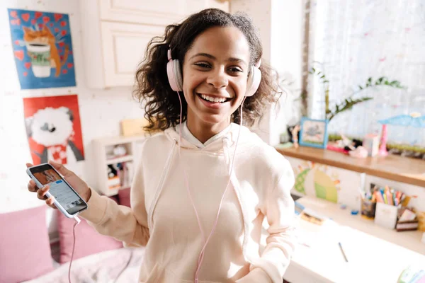 Africana Feliz Adolescente Auriculares Escuchando Música Bailando Acogedora Habitación Casa — Foto de Stock