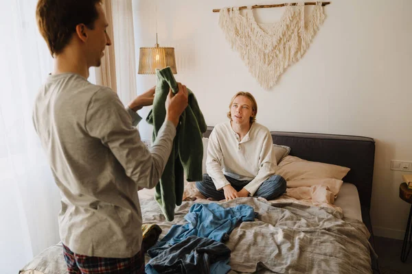 Pasangan Gay Muda Berbicara Dan Tersenyum Saat Melakukan Pekerjaan Rumah — Stok Foto
