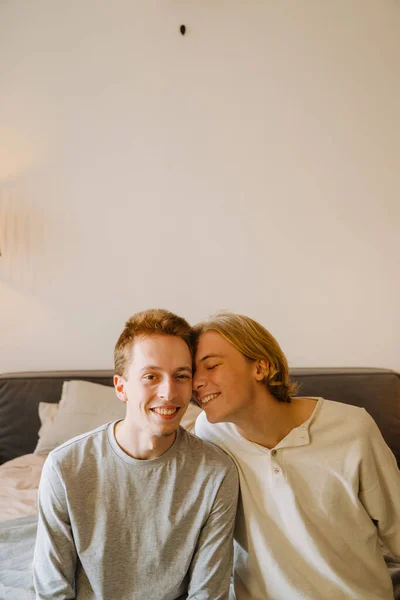 Junge Schwule Paare Lachen Und Schauen Einander Während Sie Hause — Stockfoto