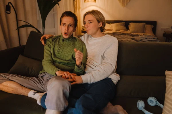 Junge Homosexuelle Paare Lachen Und Ruhen Auf Der Couch Während — Stockfoto