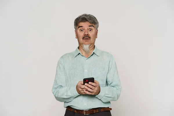 Hombre Maduro Expresando Sorpresa Usando Teléfono Móvil Aislado Sobre Fondo —  Fotos de Stock