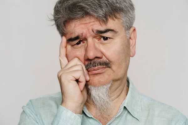 Sênior Triste Homem Com Bigode Barba Olhando Para Câmera Isolada — Fotografia de Stock