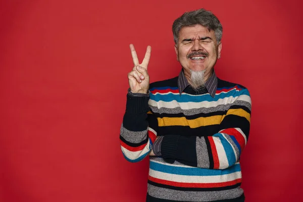 Hombre Maduro Con Barba Gris Mostrando Signo Paz Riendo Aislado —  Fotos de Stock