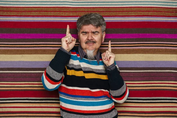 Maduro Homem Apontando Dedos Para Cima Olhando Para Câmera Isolada — Fotografia de Stock