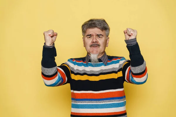 Hombre Maduro Con Barba Gris Frunciendo Ceño Haciendo Gestos Cámara —  Fotos de Stock