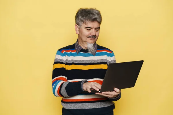 Mature Man Grey Beard Smiling Using Laptop Isolated Yellow Background — Stock Photo, Image