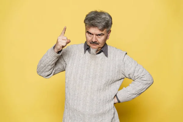 Senior Displeased Man Shaking His Finger Looking Camera Isolated Yellow — Stock Photo, Image
