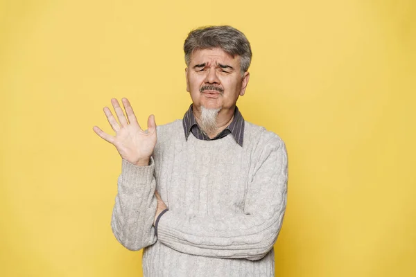 Senior Perplexed Man Frowning Gesturing Camera Isolated Yellow Background — Stock Photo, Image