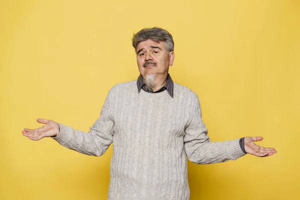 Senior Perplexed Man Gesturing While Looking Camera Isolated Yellow Background — Stock Photo, Image