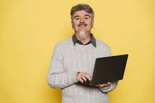 Älterer Mann Mit Grauem Bart Lächelt Und Benutzt Laptop Isoliert — Stockfoto