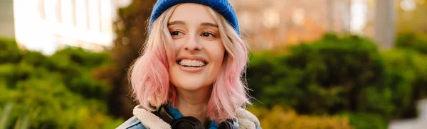 Jovem Mulher Usando Chapéu Sorrindo Enquanto Caminhava Parque Livre — Fotografia de Stock