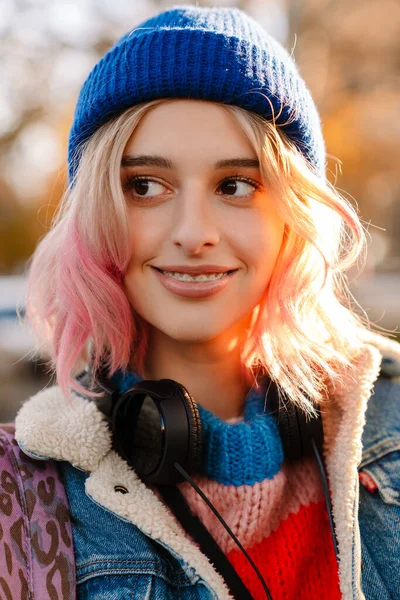 外の公園を歩いている間に帽子をかぶった若い女性 — ストック写真