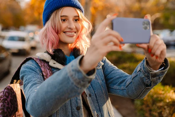Mujer Joven Tomando Fotos Teléfono Móvil Mientras Camina Parque Aire —  Fotos de Stock