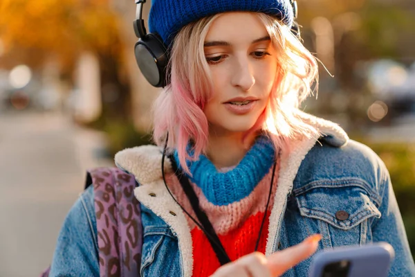 Mujer Joven Escuchando Música Usando Teléfono Celular Mientras Camina Parque — Foto de Stock