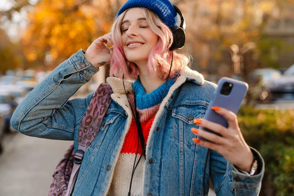 Mujer Joven Sonriendo Escuchando Música Mientras Camina Parque Aire Libre — Foto de Stock