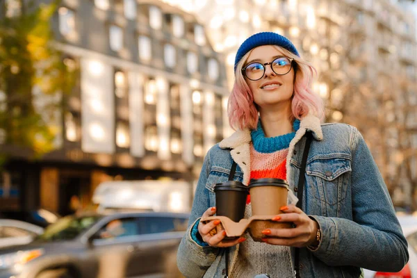 Mujer Joven Con Anteojos Sonriendo Tomando Café Mientras Camina Por — Foto de Stock