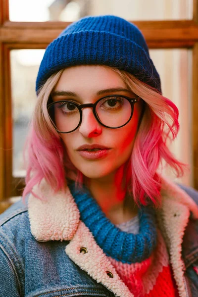 Mujer Joven Con Gafas Vista Mirando Cámara Mientras Está Pie — Foto de Stock