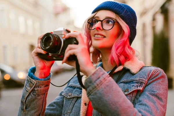 Şehir Caddesinde Yürürken Retro Kamerada Fotoğraf Çeken Genç Bir Kadın — Stok fotoğraf