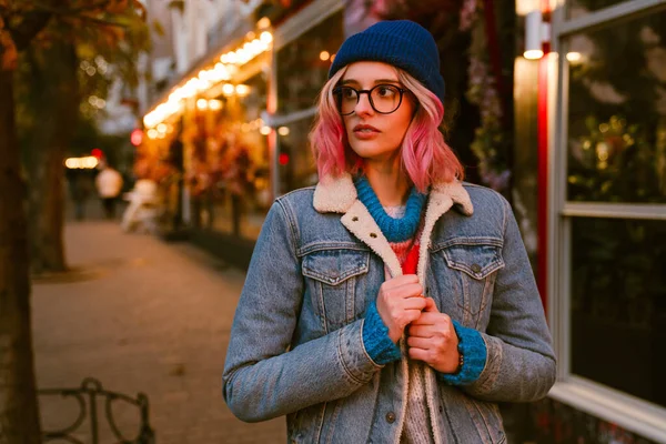 Jovem Mulher Óculos Olhando Para Lado Enquanto Rua Cidade Livre — Fotografia de Stock