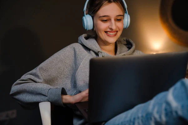 Ragazza Bianca Ascoltare Musica Mentre Lavora Con Computer Portatile Casa — Foto Stock