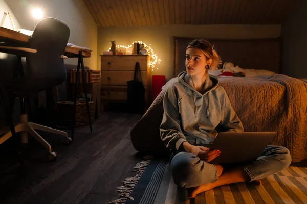 Weiße Mädchen Mit Tunnelringen Benutzen Laptop Während Sie Hause Auf — Stockfoto
