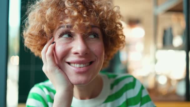 Kafede Gülümseyen Kızıl Saçlı Kadının Yakın Çekim Görüntüsü — Stok video