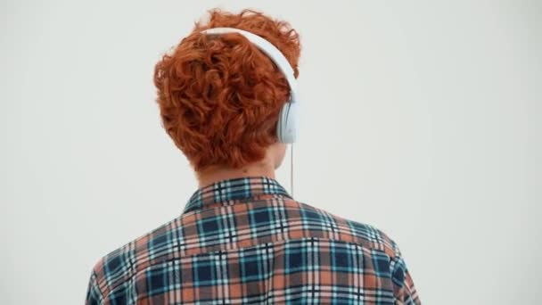 Hombre Pelirrojo Sonriente Con Camisa Cuadros Escuchando Música Auriculares Estudio — Vídeo de stock