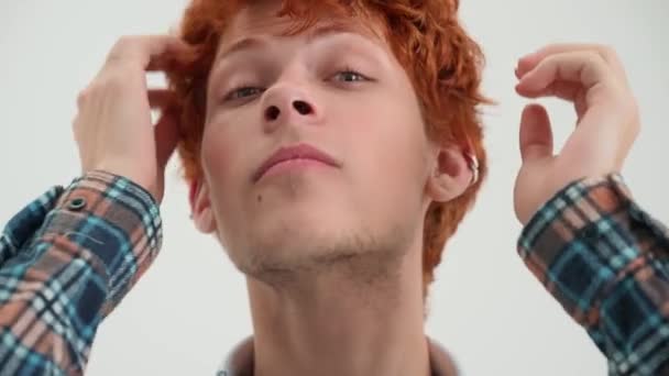 Mutlu Kızıl Saçlı Genç Adam Saç Stilini Düzeltiyor Beyaz Stüdyoda — Stok video