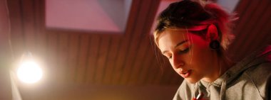 Tünel küpeli genç bir kadın evindeki odasında kırılıyordu.