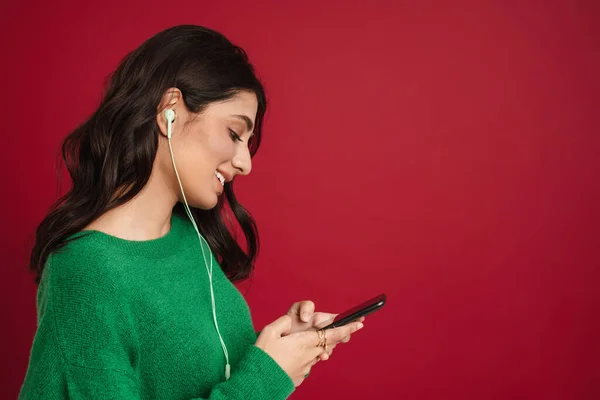 Giovane Donna Indiana Ascoltare Musica Mentre Utilizza Telefono Cellulare Isolato — Foto Stock