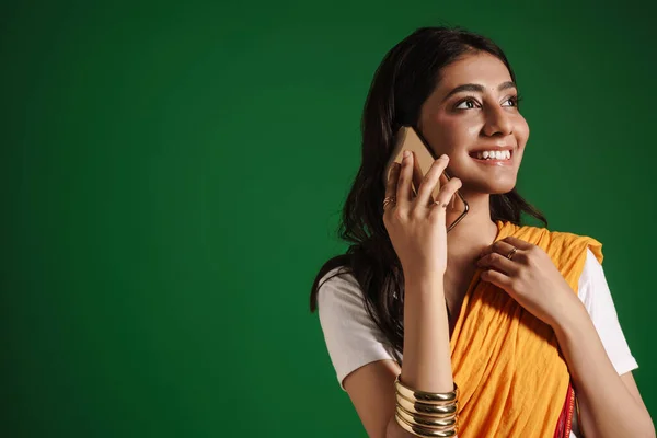Νεαρή Ινδή Γυναίκα Που Φοράει Σάρι Και Μιλάει Στο Κινητό — Φωτογραφία Αρχείου