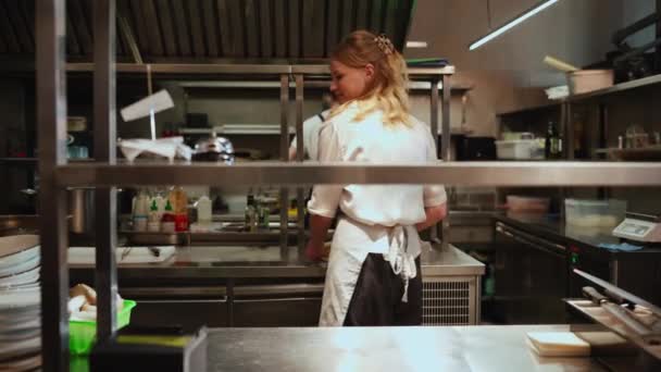 Positive Blonde Köchin Übergibt Den Fertigen Auftrag Der Restaurantküche — Stockvideo