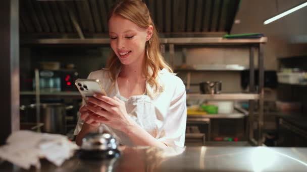 Uśmiechnięta Kucharka Pisząca Telefonie Komórkowym Kuchni Restauracji — Wideo stockowe