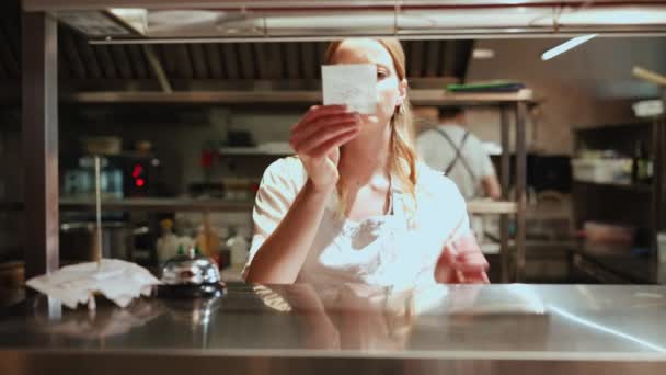 Szczęśliwa Kobieta Szef Kuchni Patrząc Zamówienia Kuchni Restauracji — Wideo stockowe