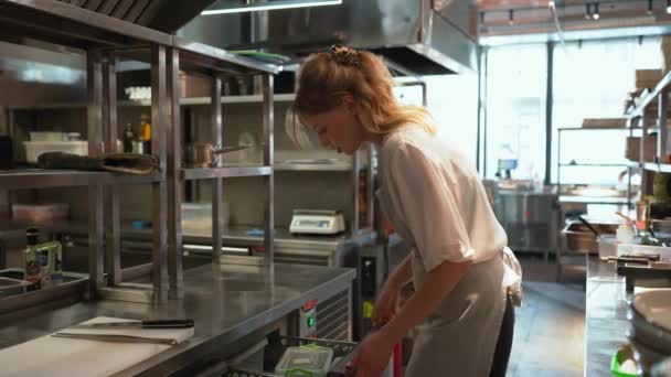 Skoncentrowany Blond Kobieta Szef Kuchni Bierze Plastikowe Pojemniki Szuflady Kuchni — Wideo stockowe