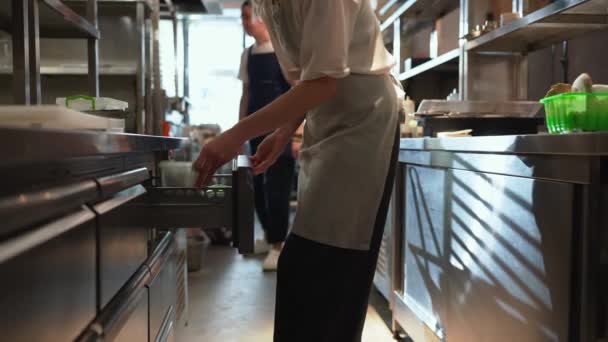 Donna Chef Mette Contenitori Plastica Nella Scatola Nella Cucina Del — Video Stock