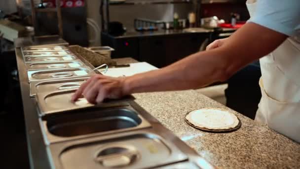男厨师在餐馆厨房里用大蒜酱汁在玉米饼里加鸡肉 — 图库视频影像