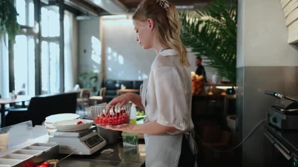 Konzentrierte Blonde Köchin Wiegt Kirschtomaten Restaurantküche — Stockvideo