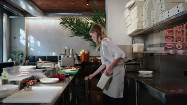 Mulher Loira Séria Chef Prepara Comida Cozinha Restaurante — Vídeo de Stock