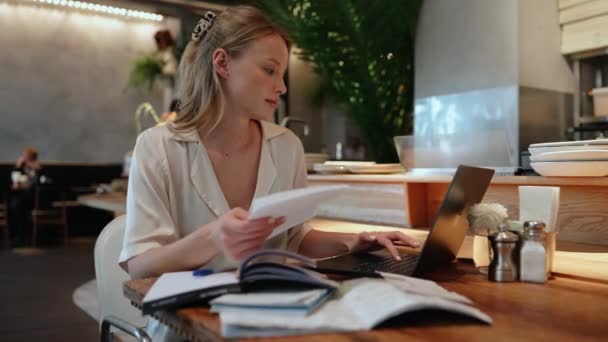 Administrador Mulher Loira Confiante Trabalhando Seu Laptop Café — Vídeo de Stock